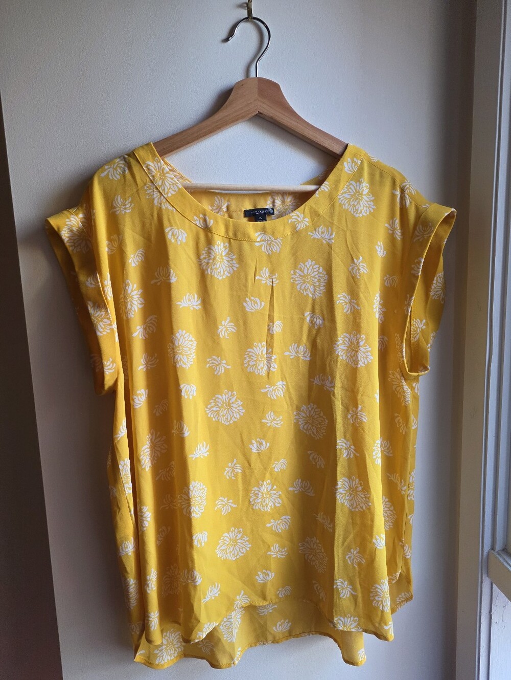 Ann Taylor Factory yellow floral sleeveless blouse with a white dandelion print.